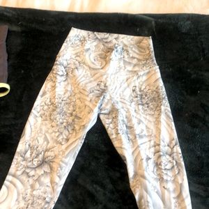 LuLu High Waist Crop Leggings